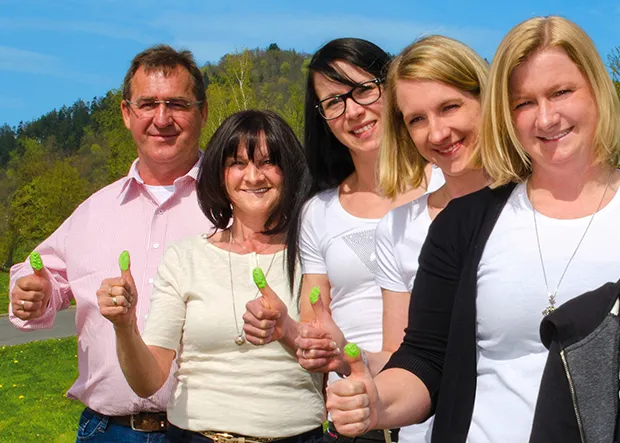 Familie Solle hintereinanderstehend - ein Mann und vier Frauen